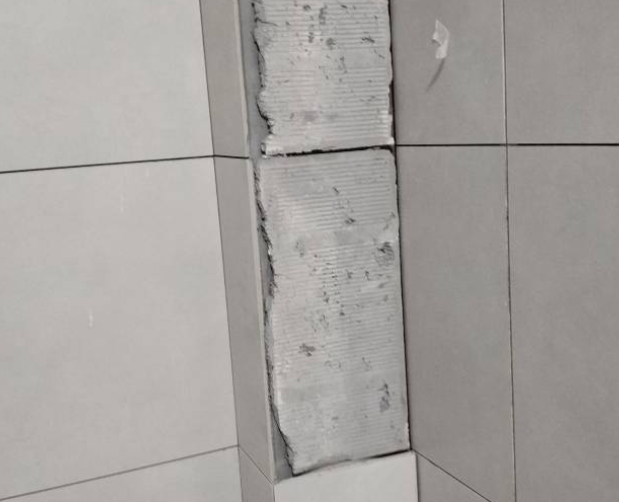 苏州瓷砖空鼓维修公司分享下瓷砖施工前基层浇水润湿程度不足，可能导致以下问题