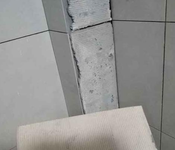 苏州瓷砖空鼓维修公司分享下厨房瓷砖脱落的补救措施。